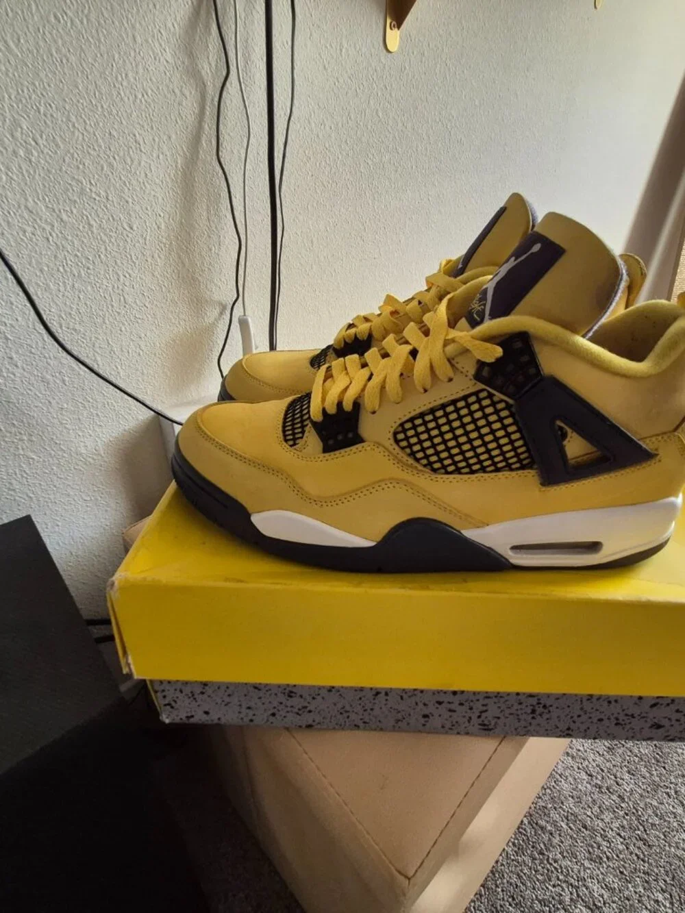 JORDAN 4 LIGHTNING